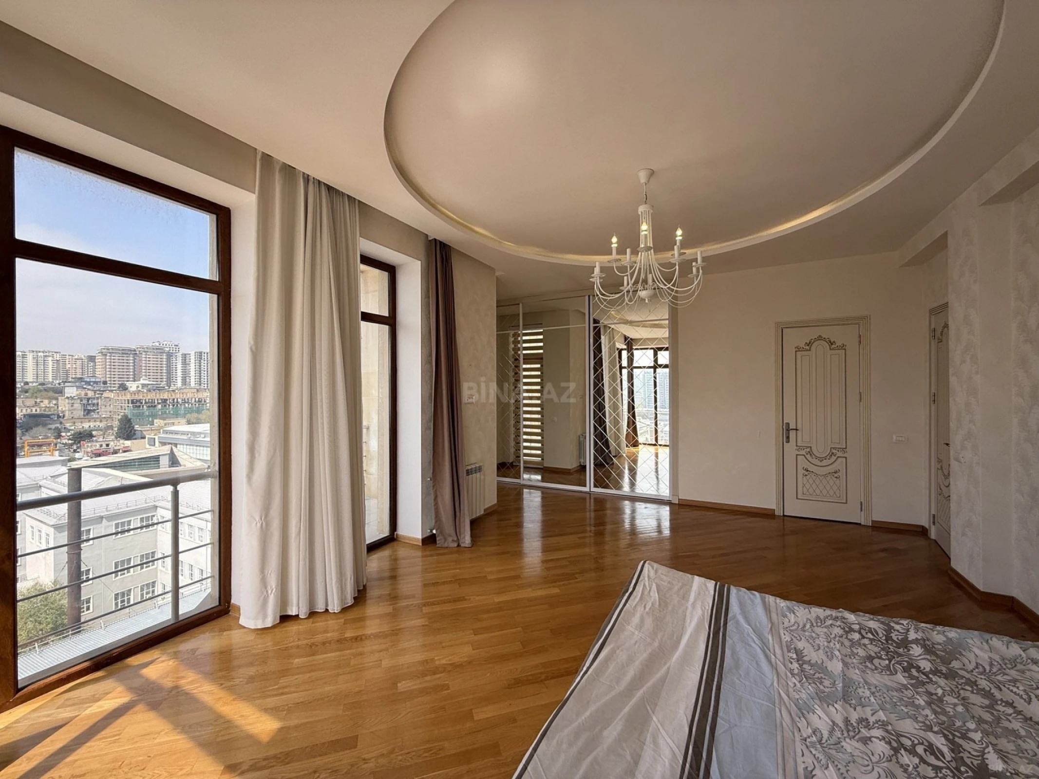 Satılır 4 otaqlı mənzil 210 m²