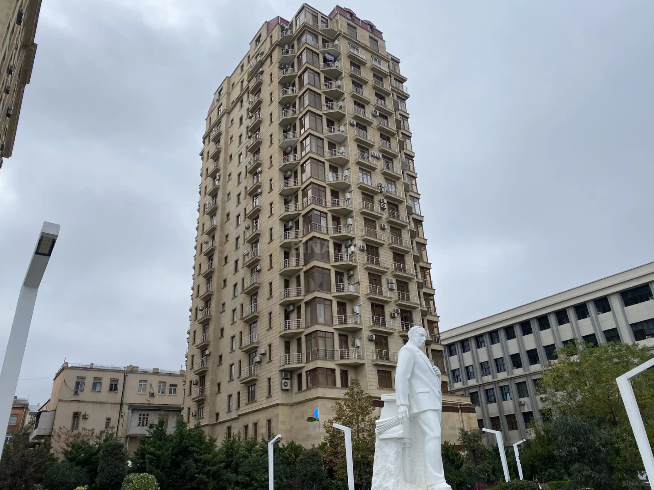 Satılır 4 otaqlı mənzil 210 m²