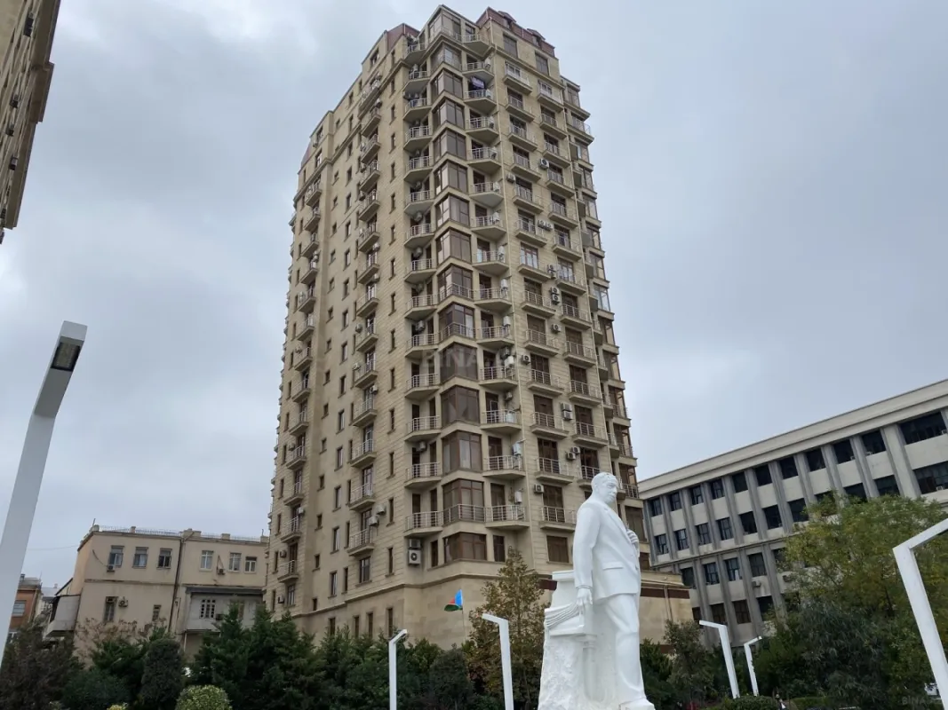 Satılır 4 otaqlı mənzil 210 m²
