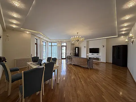 Satılır 4 otaqlı mənzil 210 m²
