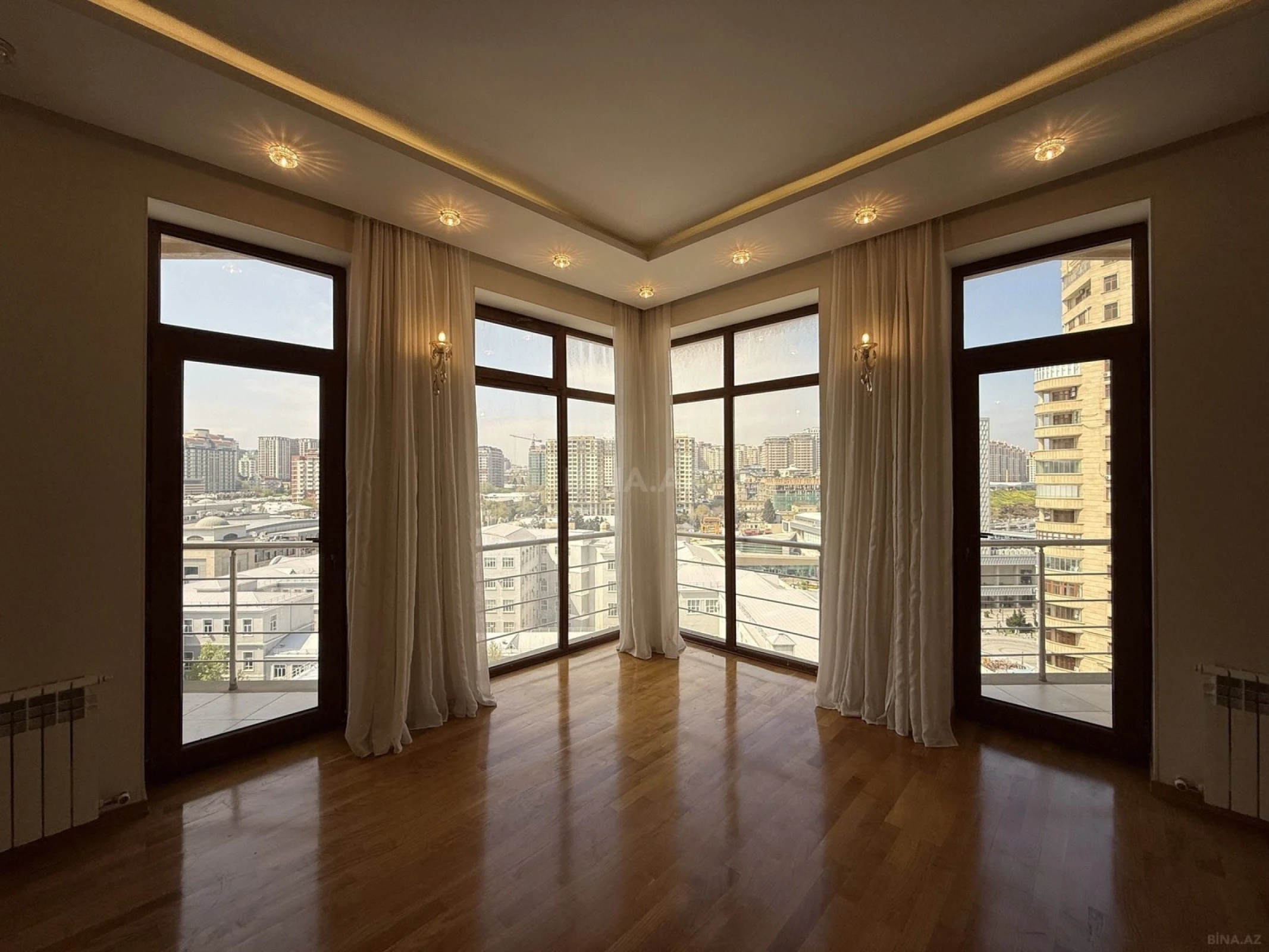 Satılır 4 otaqlı mənzil 210 m²