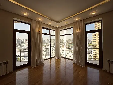 Satılır 4 otaqlı mənzil 210 m²