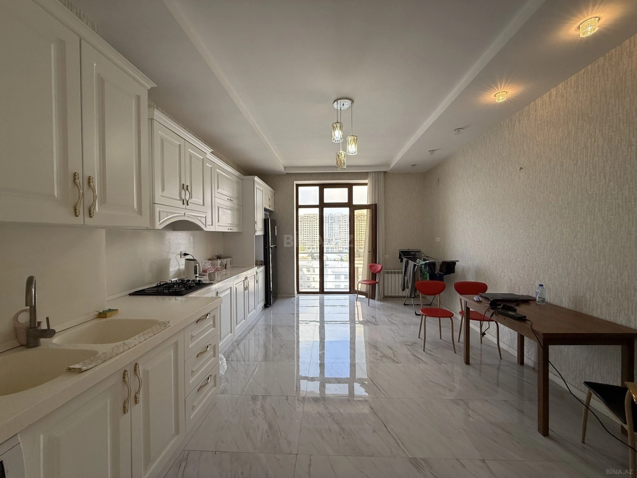 Satılır 4 otaqlı mənzil 210 m²