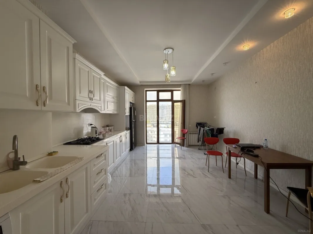 Satılır 4 otaqlı mənzil 210 m²