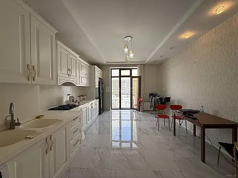 Satılır 4 otaqlı mənzil 210 m²