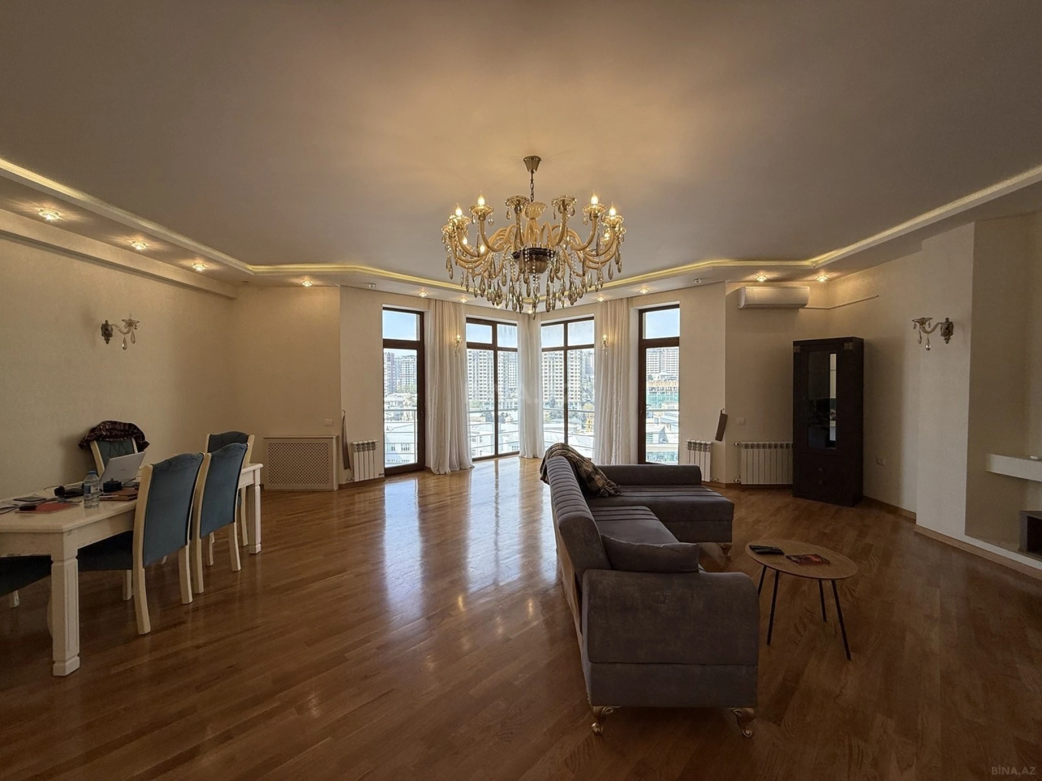 Satılır 4 otaqlı mənzil 210 m²