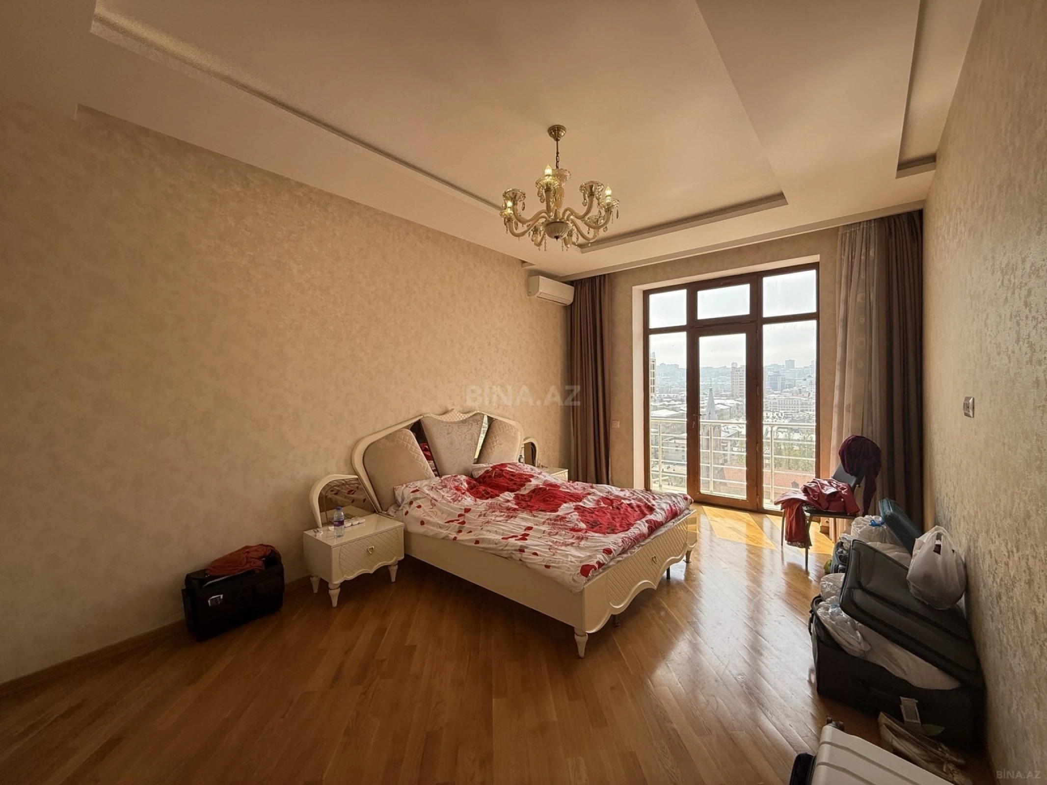 Satılır 4 otaqlı mənzil 210 m²