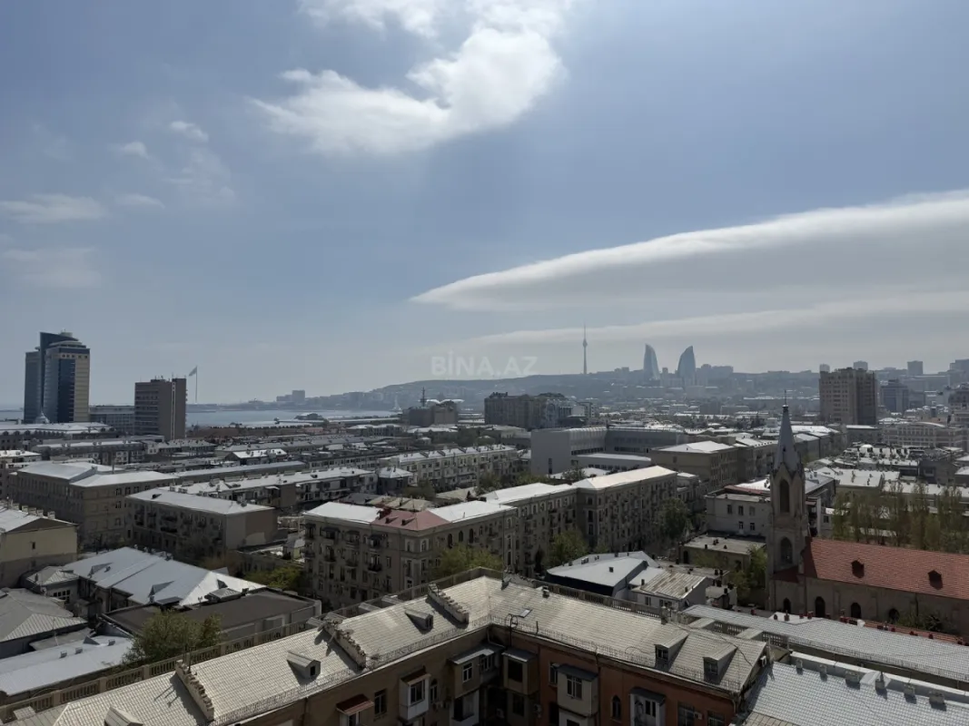 Satılır 4 otaqlı mənzil 210 m²