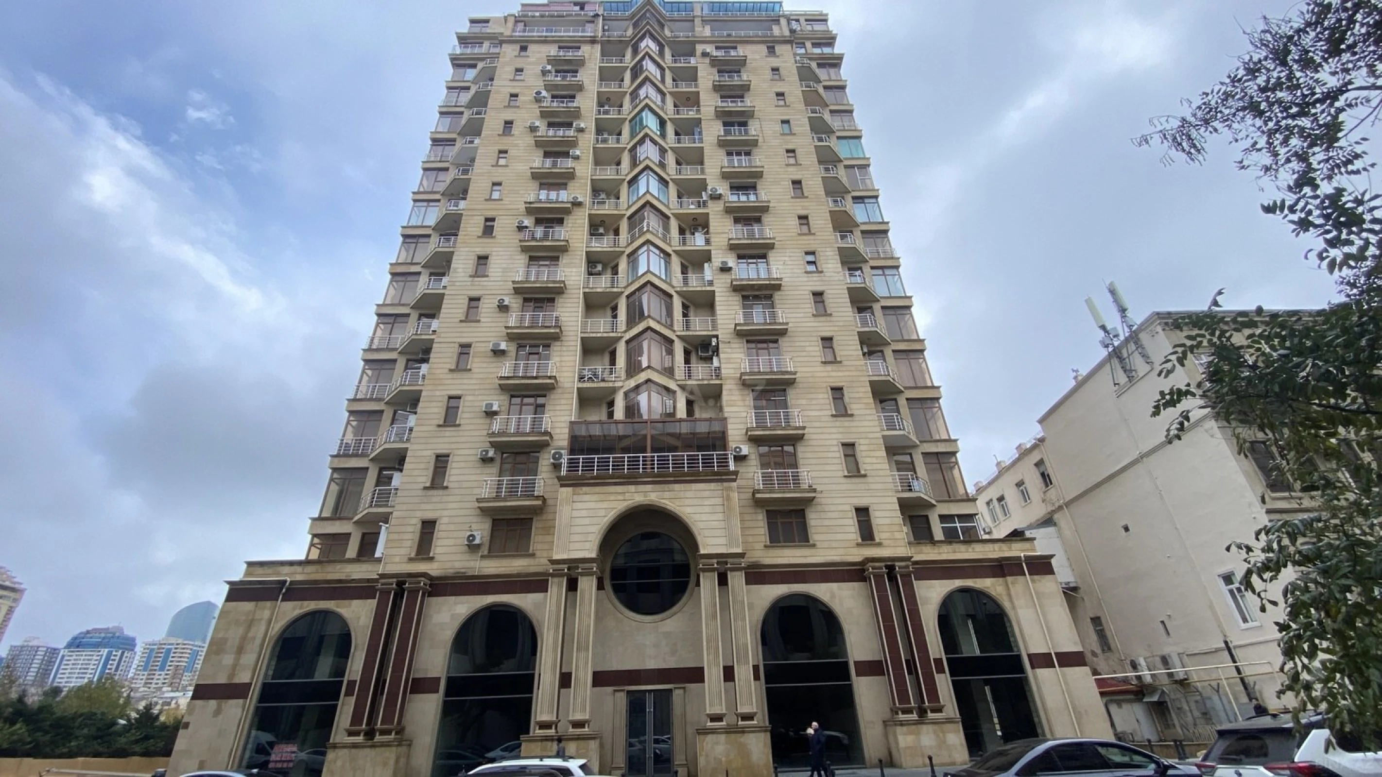 Satılır 4 otaqlı mənzil 210 m²