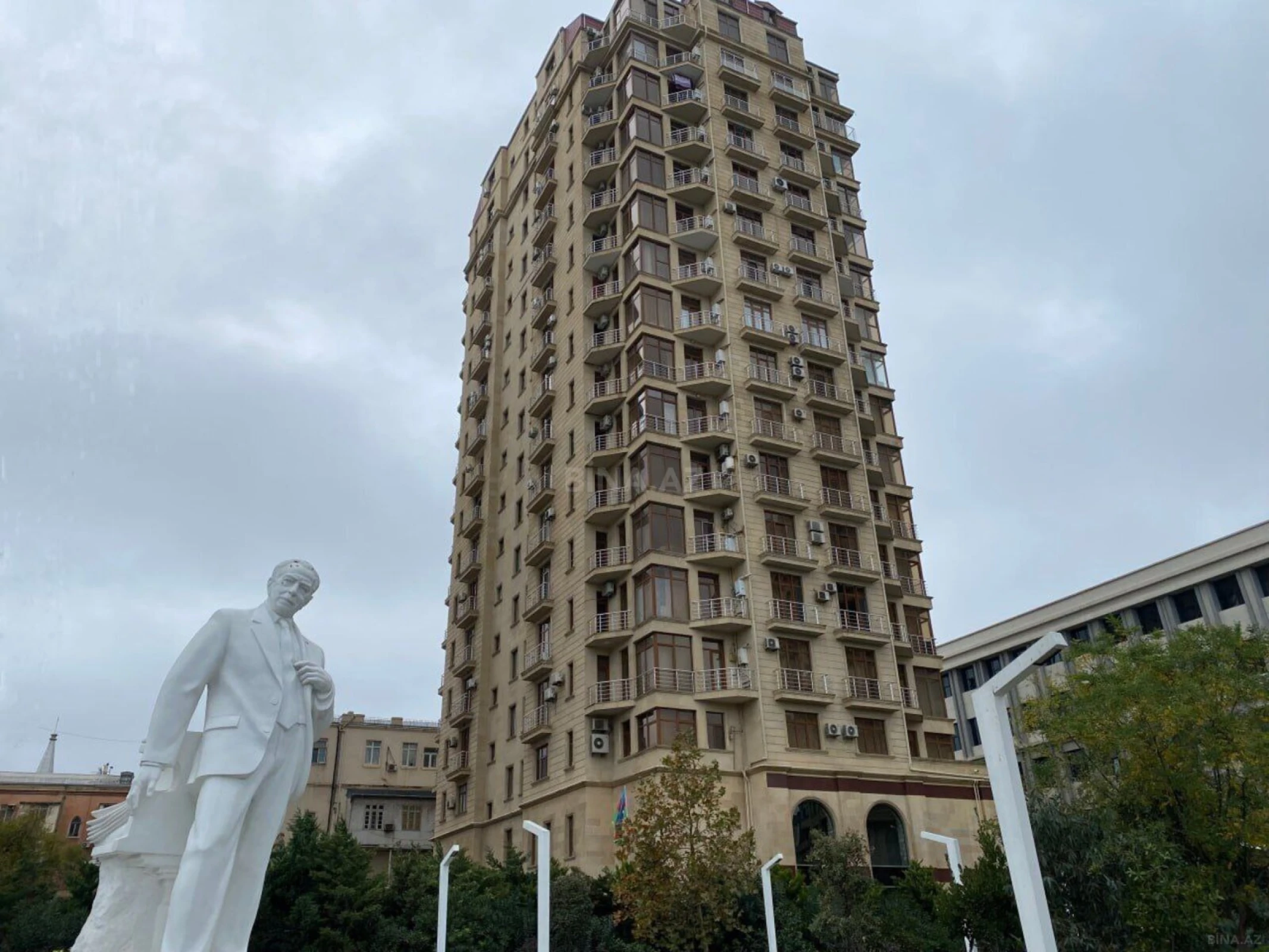 Satılır 4 otaqlı mənzil 210 m²