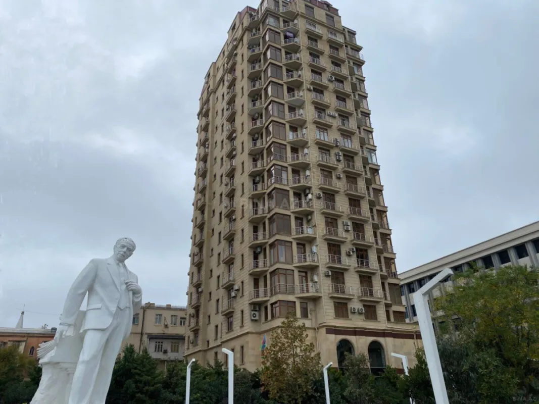Satılır 4 otaqlı mənzil 210 m²