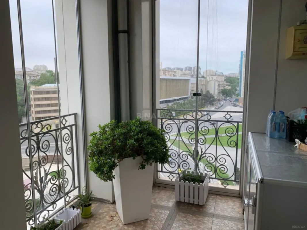 Kirayə verilir 4 otaqlı mənzil 185 m²
