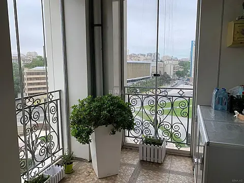 Kirayə verilir 4 otaqlı mənzil 185 m²