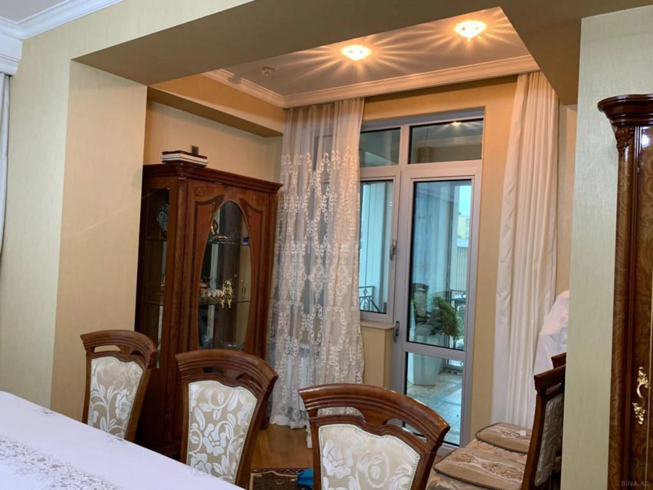 Kirayə verilir 4 otaqlı mənzil 185 m²
