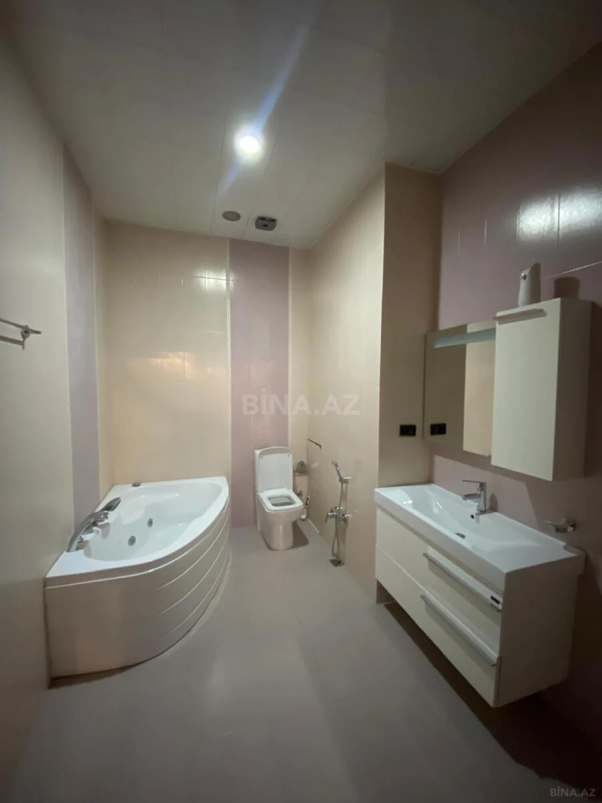 Kirayə verilir 3 otaqlı mənzil 170 m²