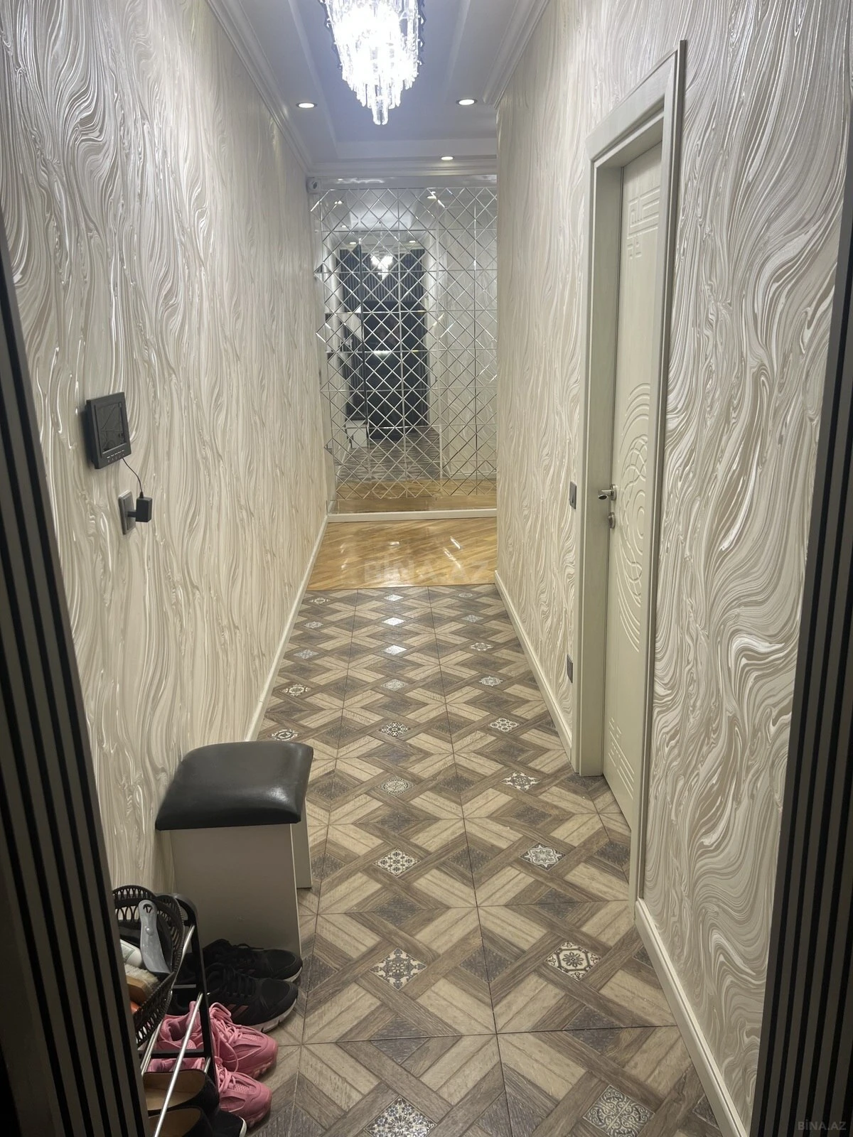 Satılır 4 otaqlı mənzil 156 m²