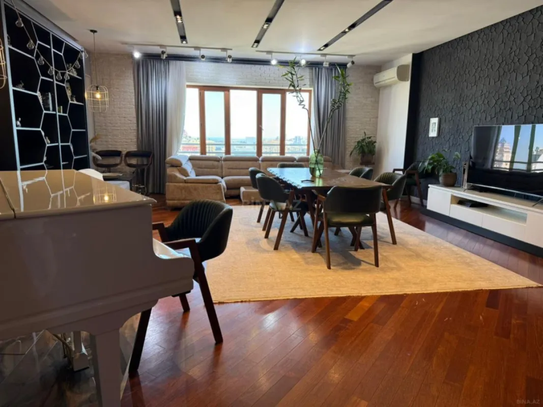 Satılır 5 otaqlı mənzil 240 m²