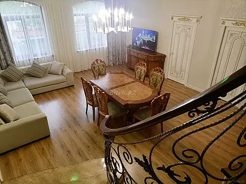 Kirayə verilir 5 otaqlı həyət evi 300 m² — Quba 5 otaq 300.00 m²
