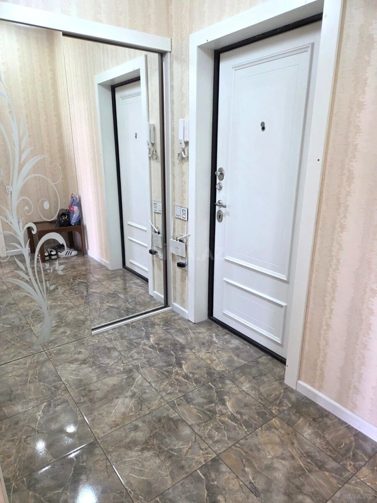 Satılır 2 otaqlı mənzil 62 m²