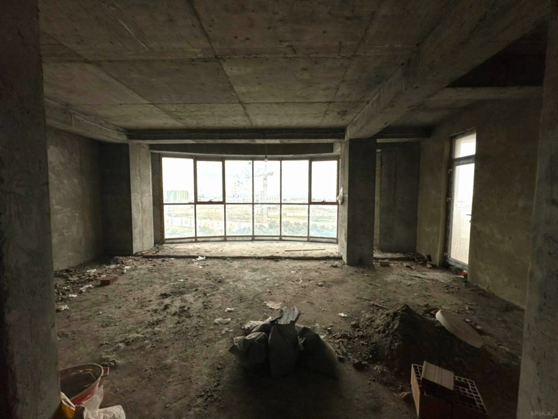 Satılır 4 otaqlı mənzil 200 m²