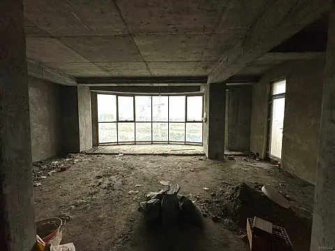 Satılır 4 otaqlı mənzil 200 m²