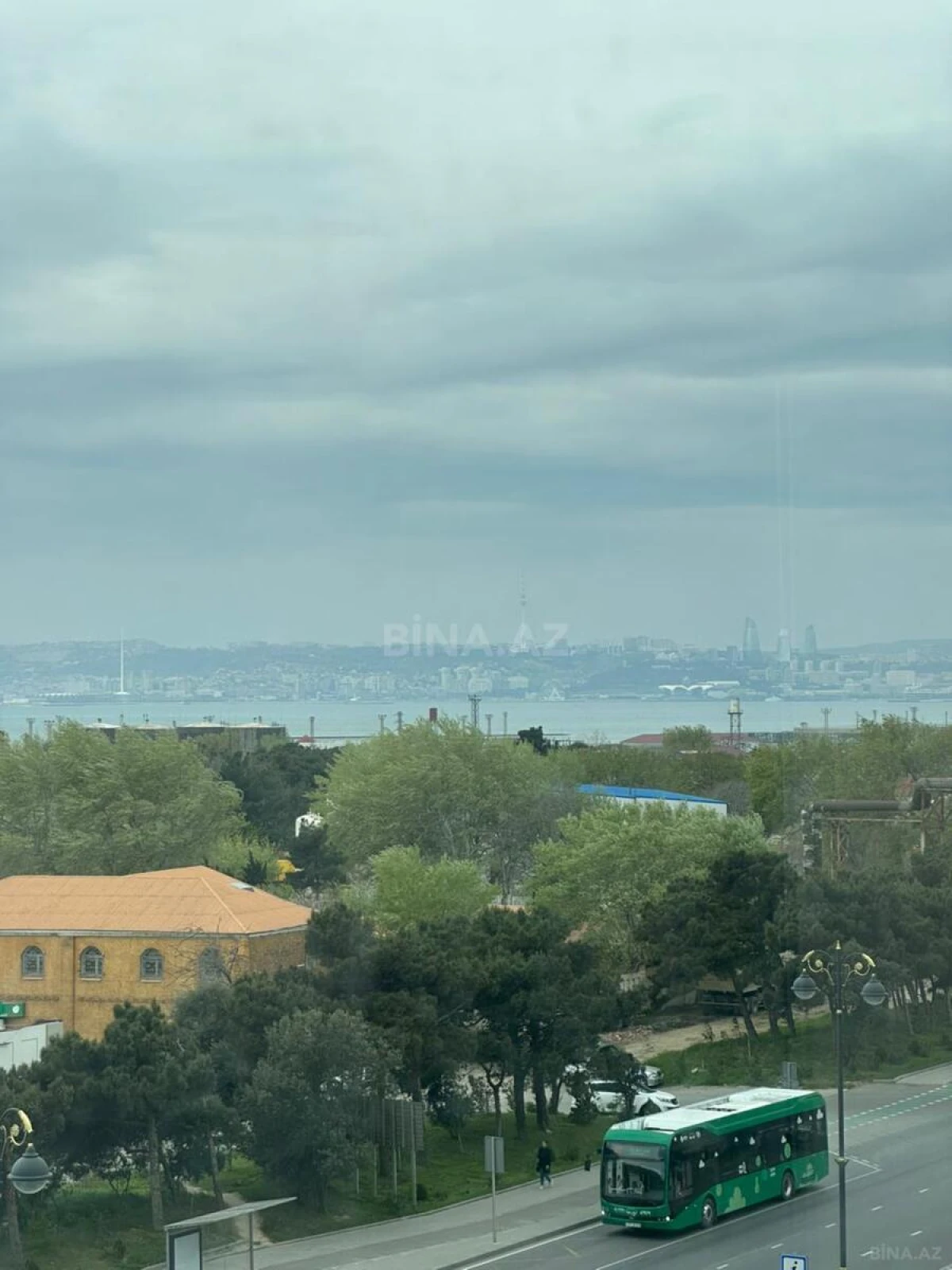 Satılır 4 otaqlı mənzil 200 m²