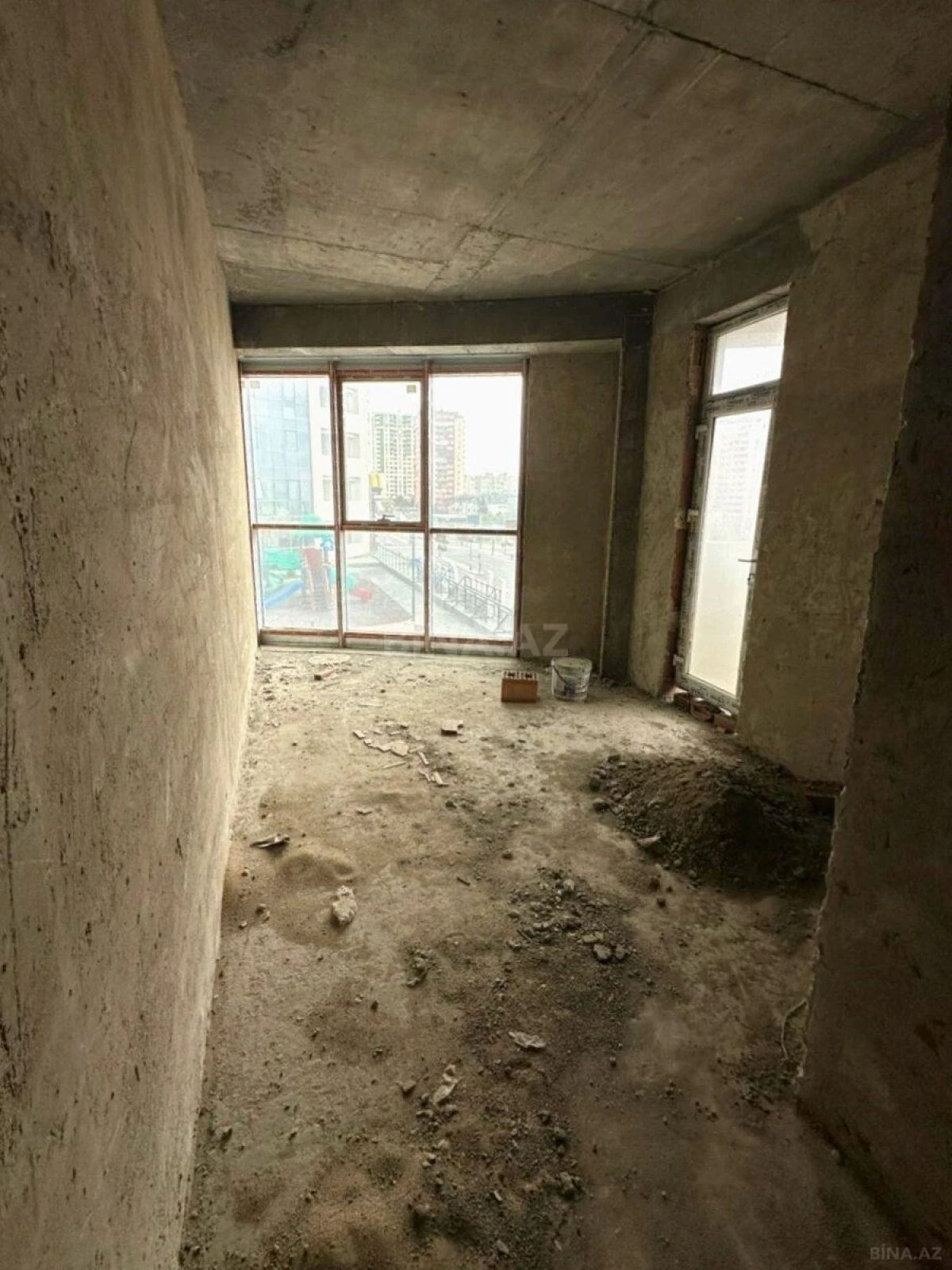 Satılır 4 otaqlı mənzil 200 m²
