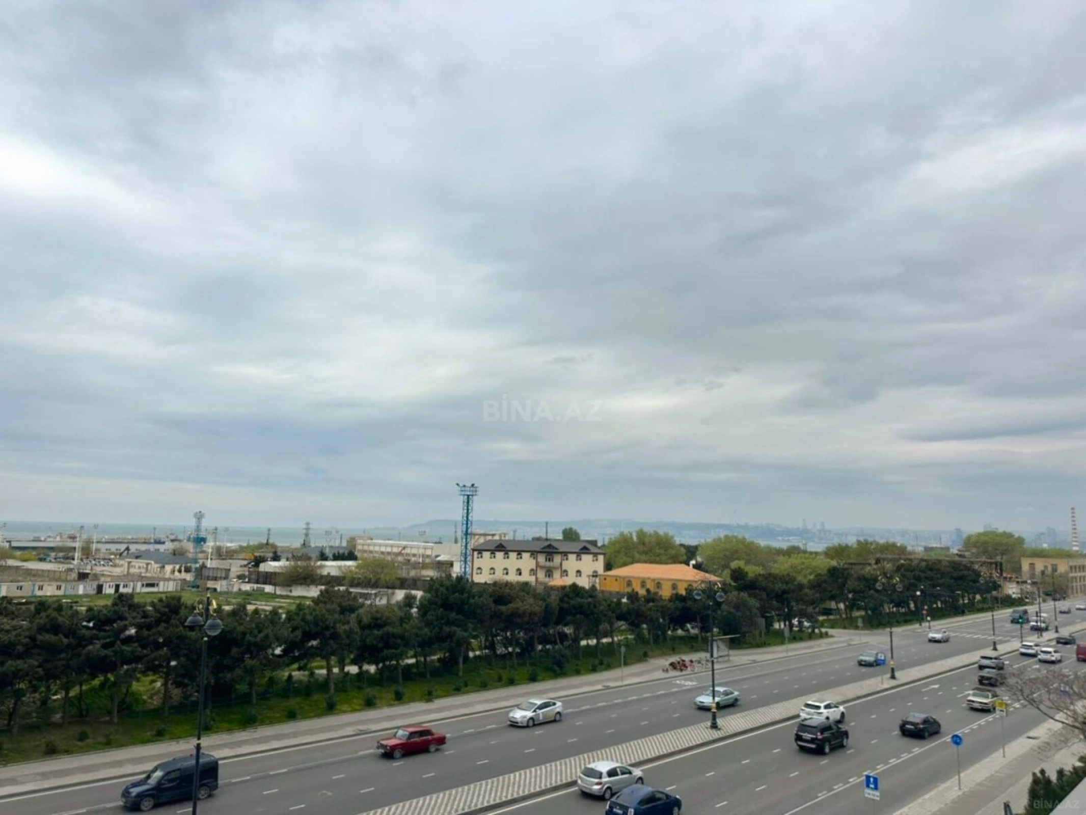 Satılır 4 otaqlı mənzil 200 m²