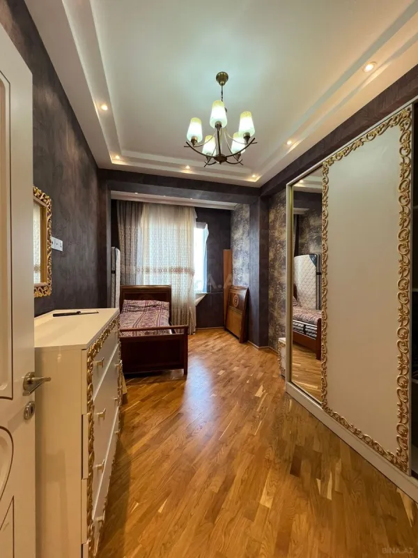Satılır 3 otaqlı mənzil 130 m²