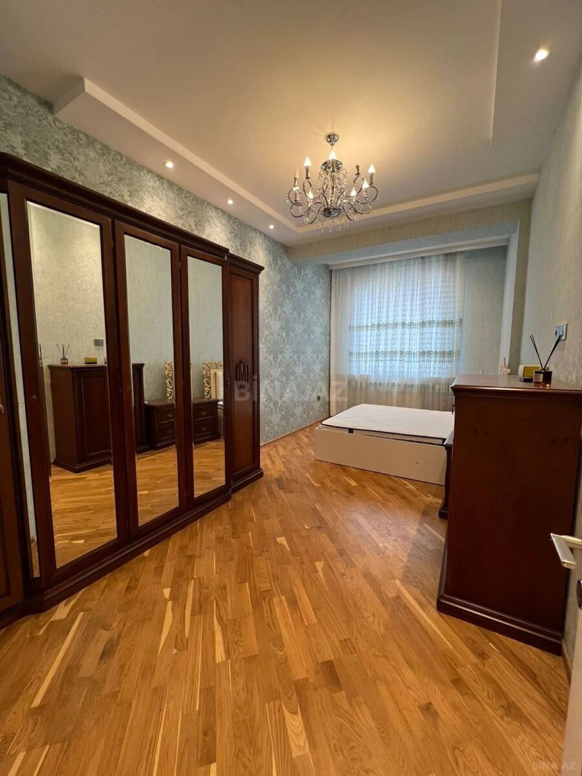 Satılır 3 otaqlı mənzil 130 m²