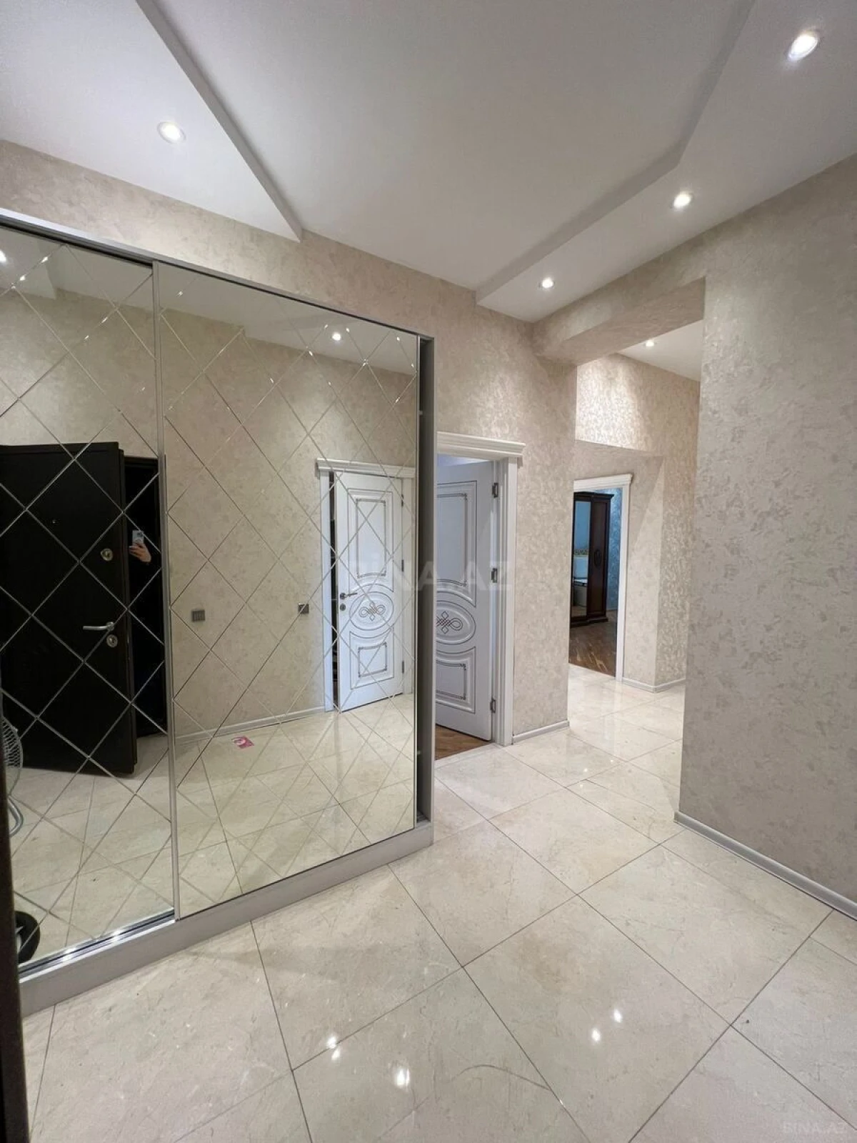 Satılır 3 otaqlı mənzil 130 m²