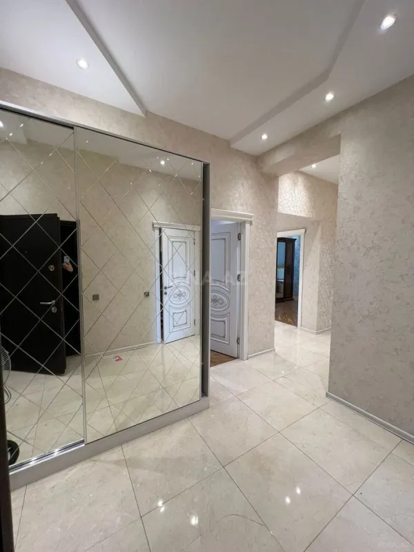 Satılır 3 otaqlı mənzil 130 m²