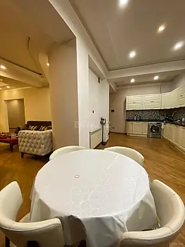 Satılır 4 otaqlı mənzil 206 m²
