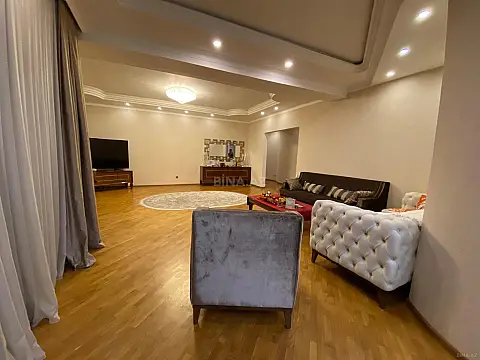 Satılır 4 otaqlı mənzil 206 m²