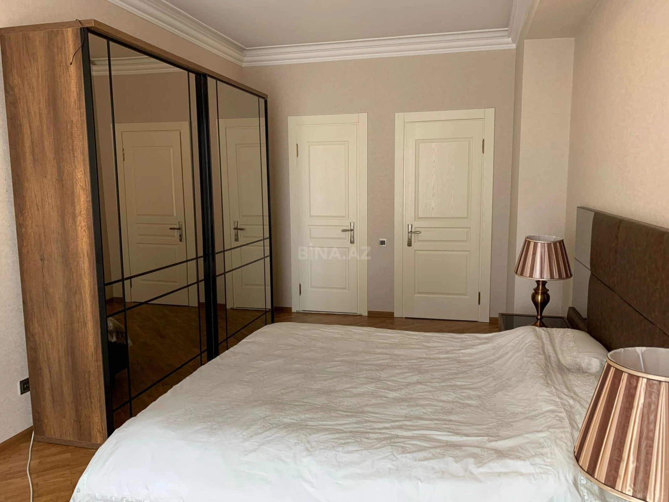 Satılır 4 otaqlı mənzil 206 m²