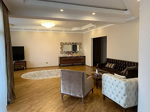 Satılır 4 otaqlı mənzil 206 m²