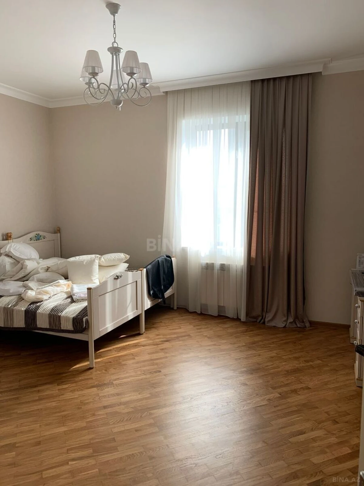 Satılır 4 otaqlı mənzil 206 m²