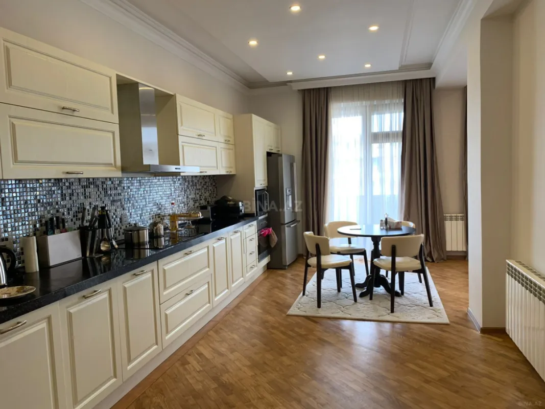 Satılır 4 otaqlı mənzil 206 m²