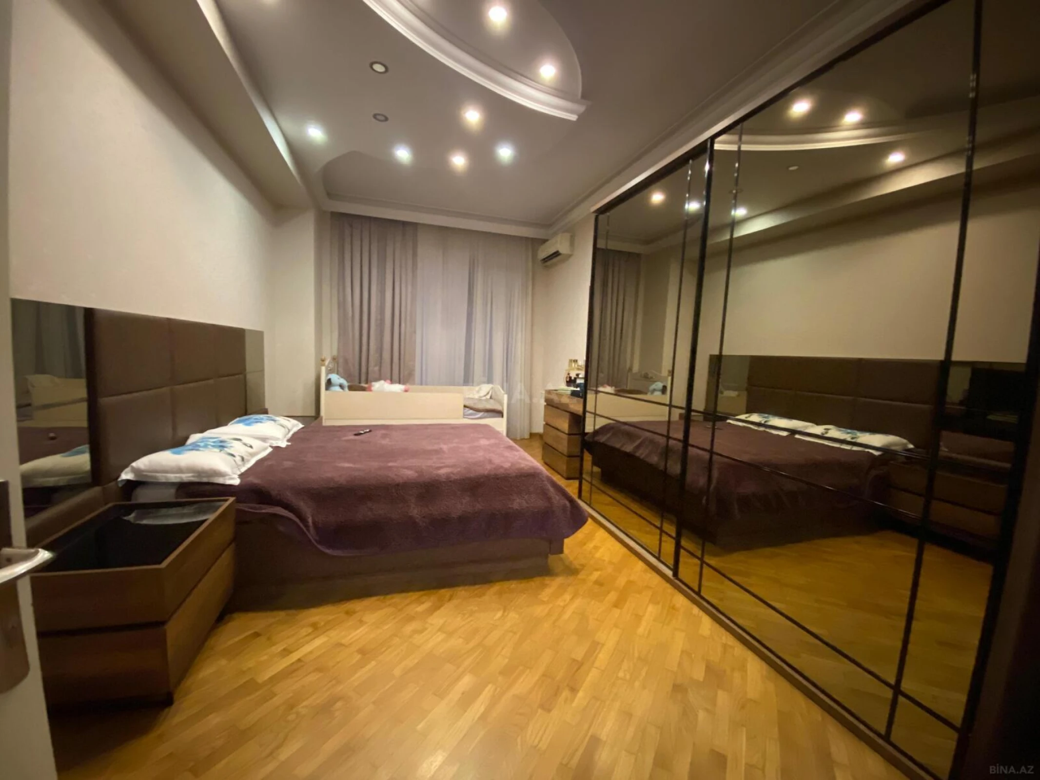 Satılır 4 otaqlı mənzil 206 m²