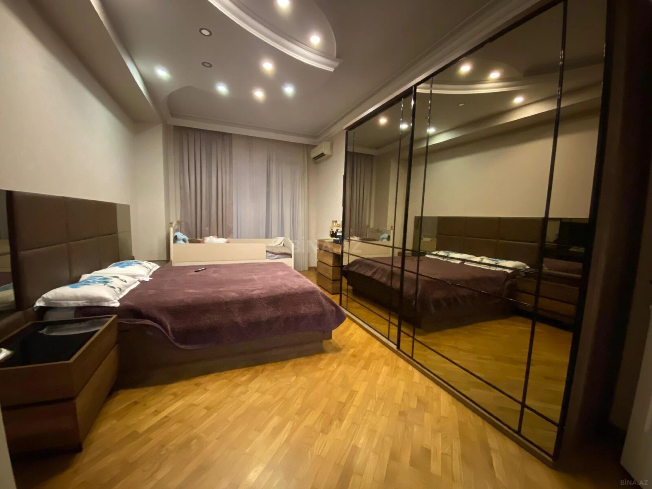 Satılır 4 otaqlı mənzil 206 m²