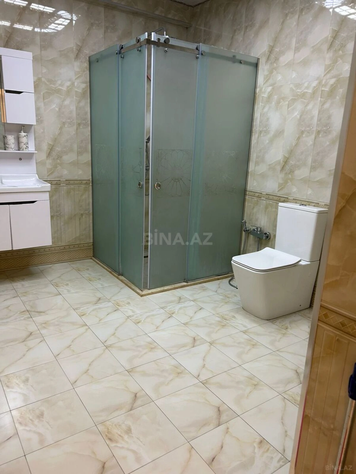 Satılır 4 otaqlı mənzil 136 m²