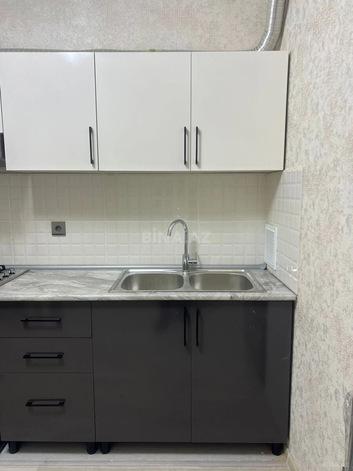 Kirayə verilir 2 otaqlı mənzil 105 m²