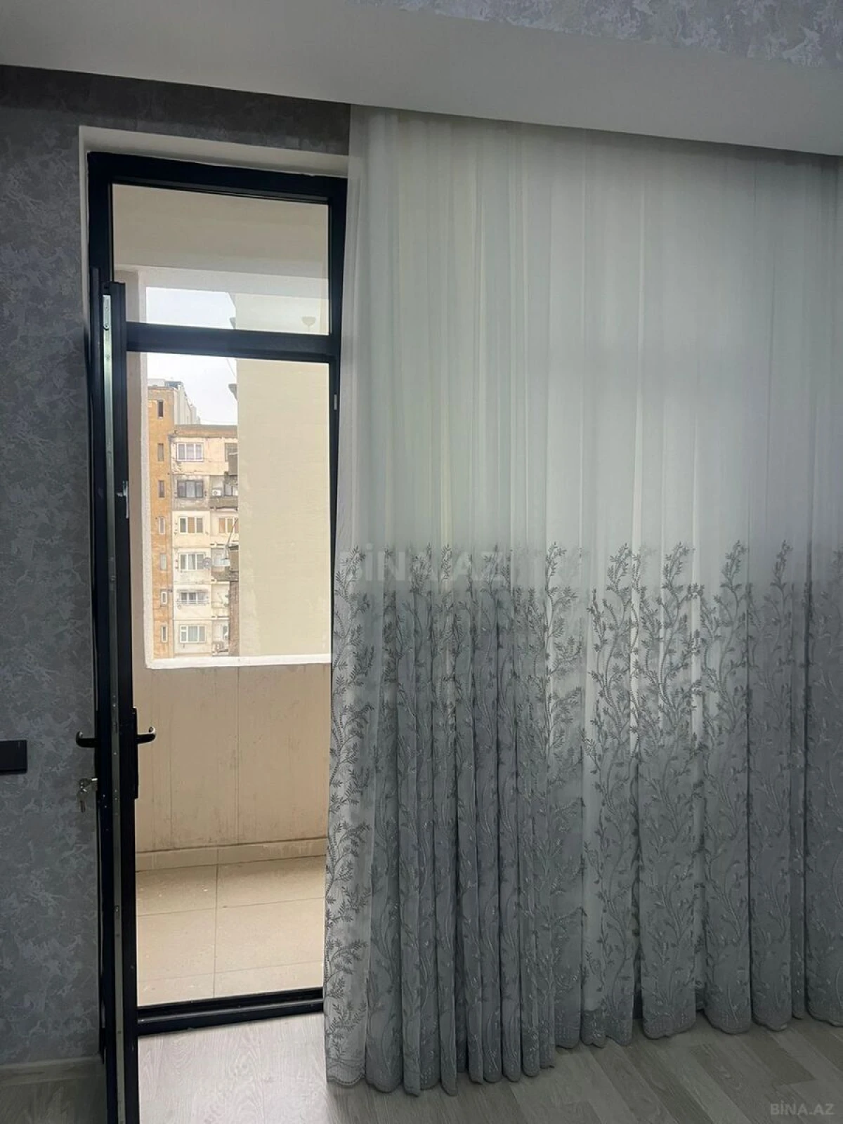 Kirayə verilir 2 otaqlı mənzil 105 m²