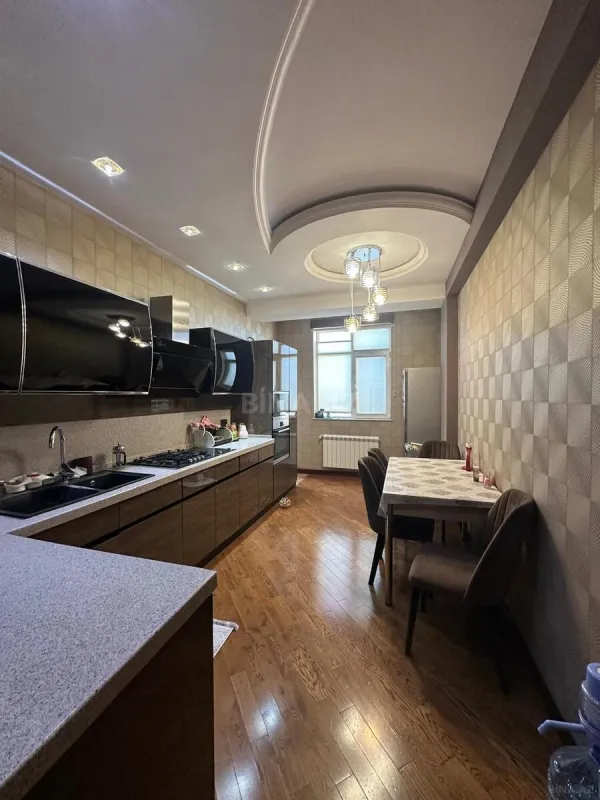 Satılır 3 otaqlı mənzil 146 m²