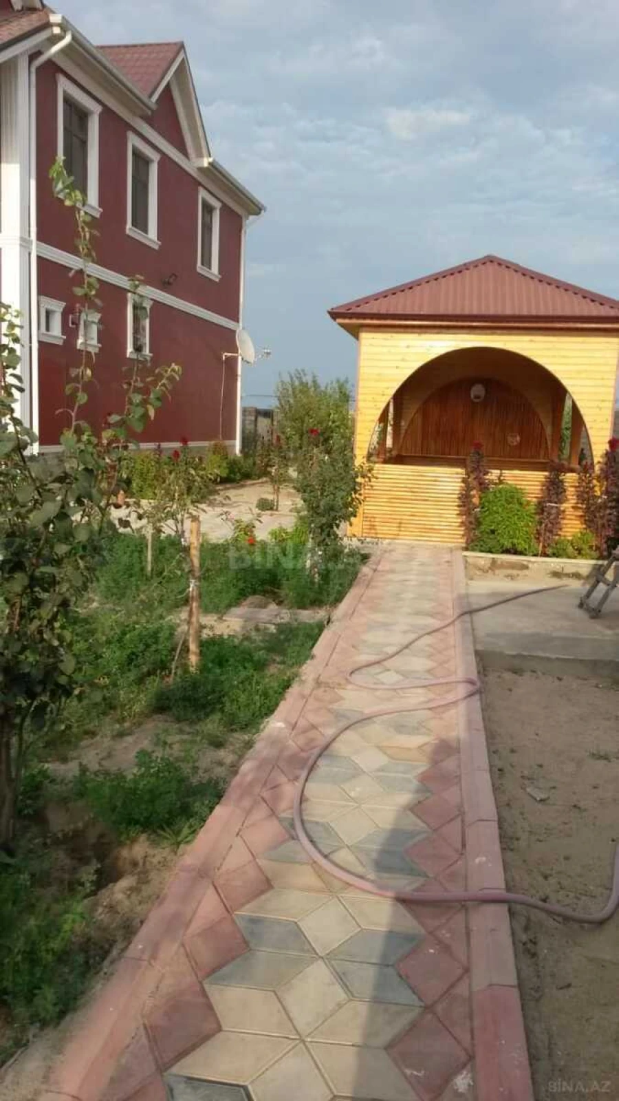 Satılır 6 otaqlı həyət evi 240 m²