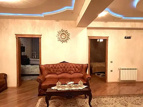 Satılır 4 otaqlı mənzil 180 m²
