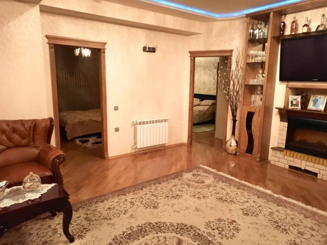 Satılır 4 otaqlı mənzil 180 m²