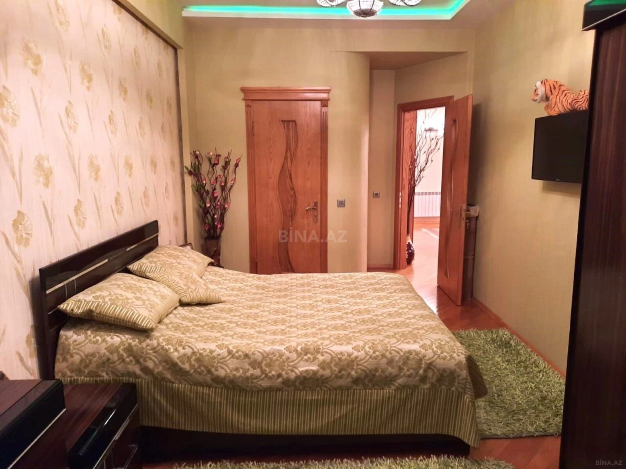 Satılır 4 otaqlı mənzil 180 m²