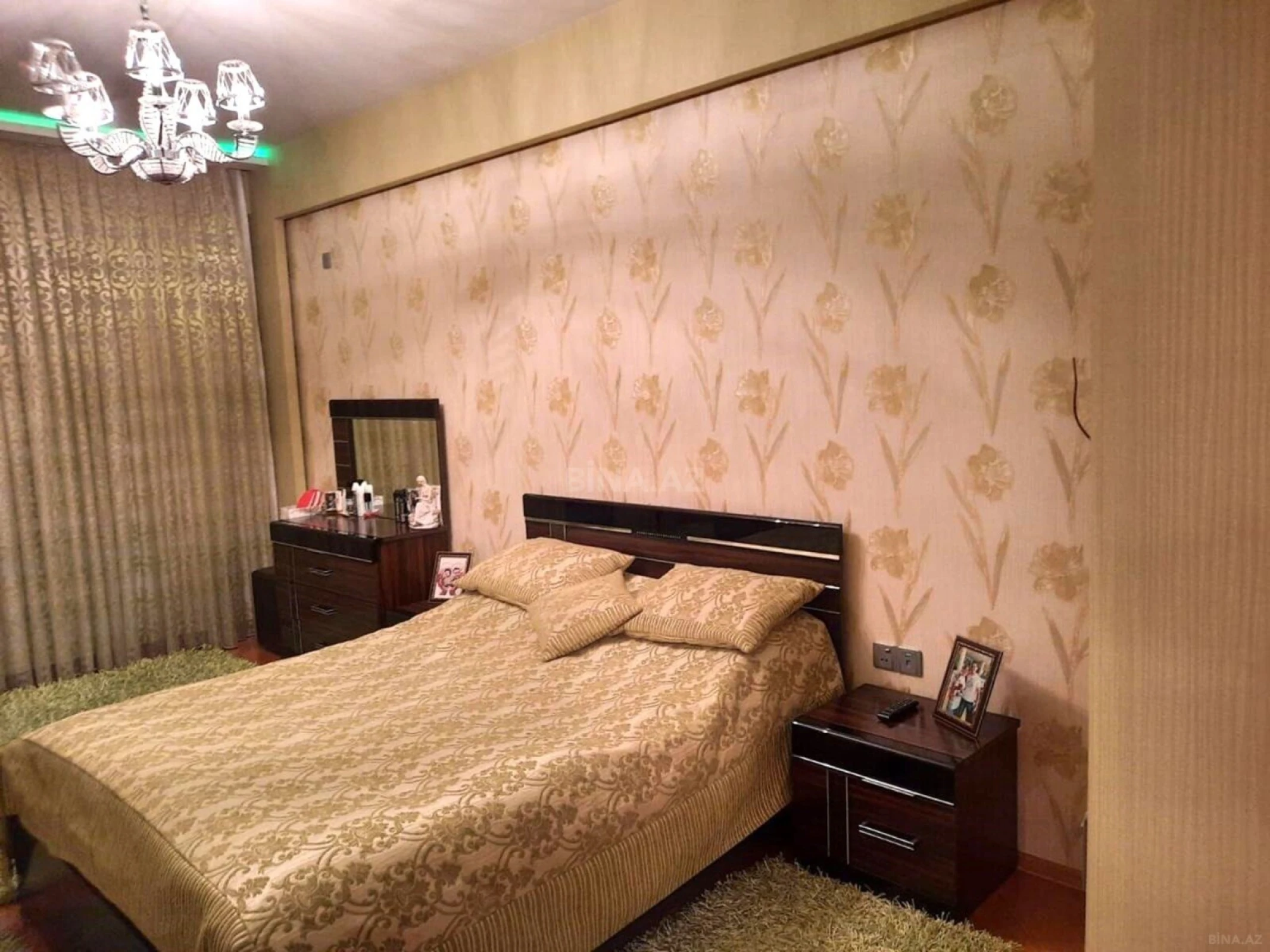 Satılır 4 otaqlı mənzil 180 m²