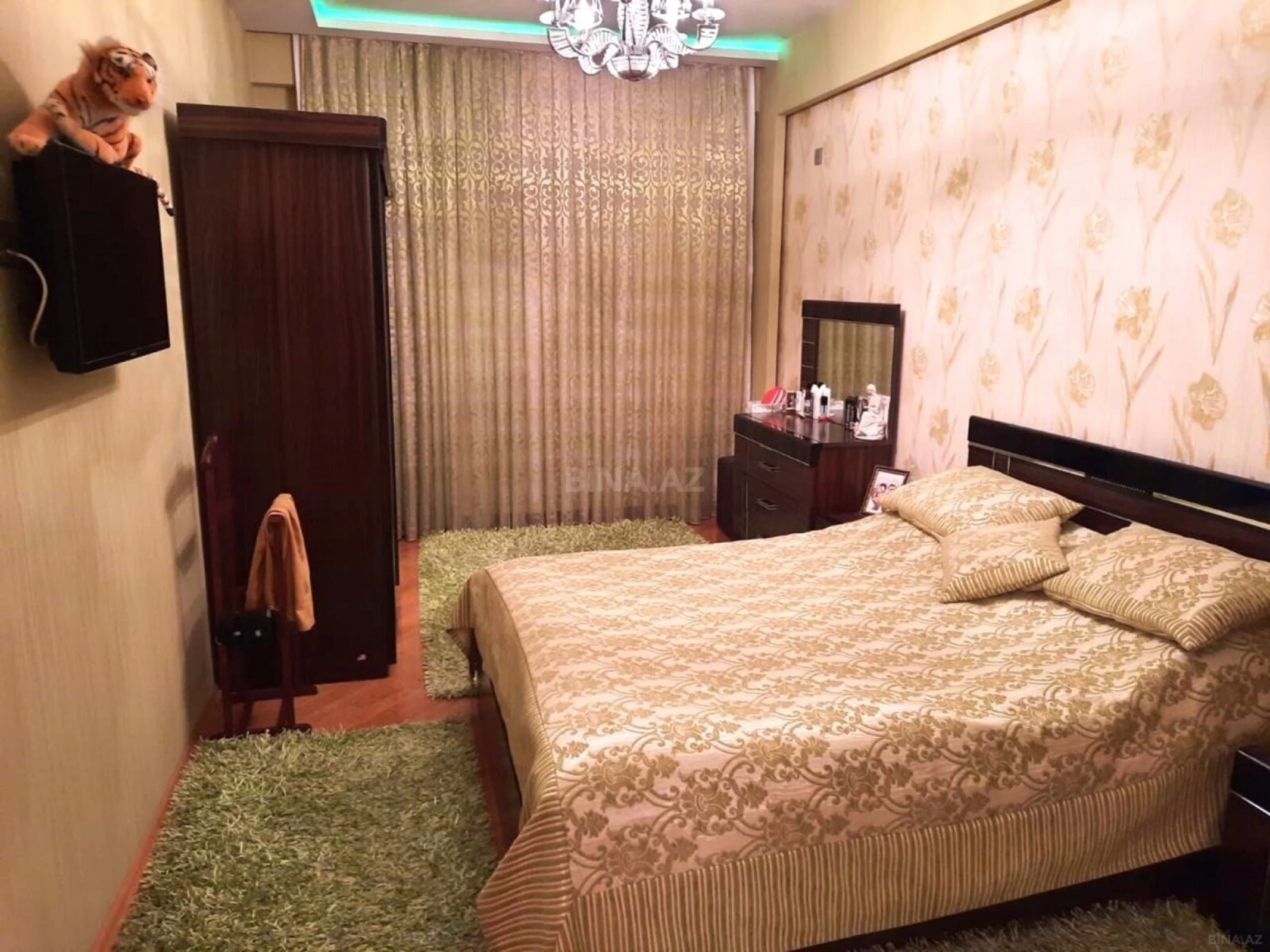 Satılır 4 otaqlı mənzil 180 m²